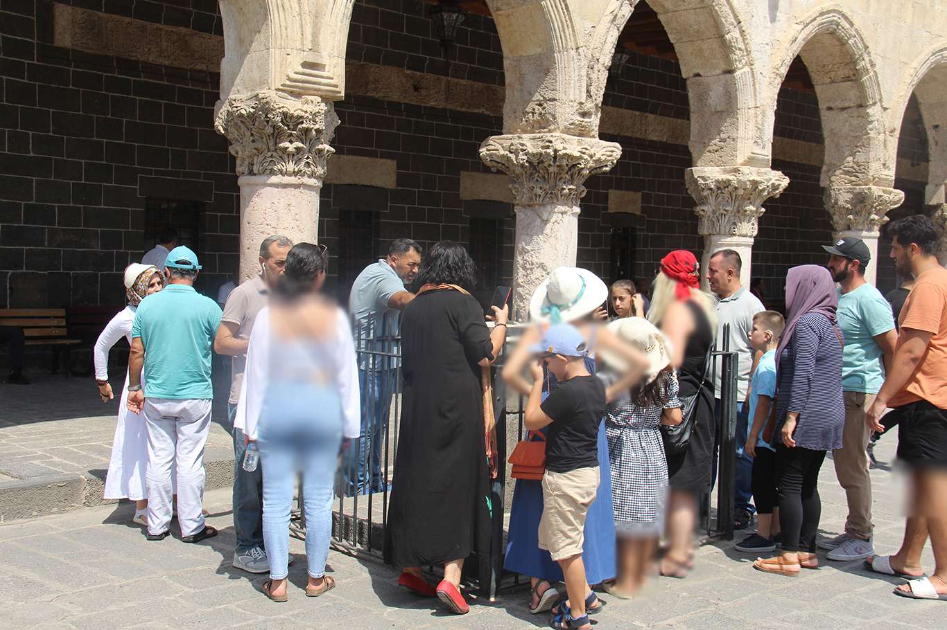 Cami adabına uyulmalı, değerlerin çiğnenmesine müsaade edilmemeli Cami adabına uyulmalı, değerlerin çiğnenmesine müsaade edilmemeli